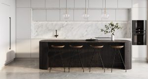 Une cuisine moderne au design minimaliste comprend un îlot noir avec quatre tabourets en bois, un dosseret en marbre et des luminaires suspendus. Les armoires sont blanches et une branche dans un vase décore le plan de travail.